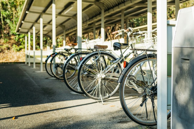 駐輪場に並ぶ複数の自転車